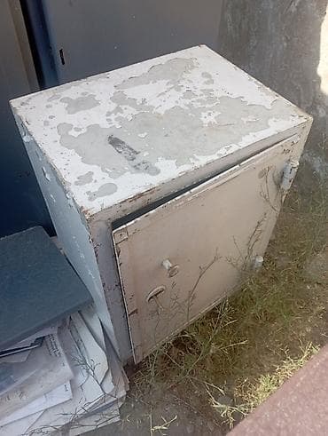 bos kasa: Müxtəlif ölçüdədəmir və qumlu (yanmayan ) seyflərseyf satılır.Real — 2