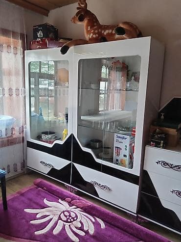 xrustal qablar ve qiymetleri: Qonaq otağı üçün mebel dəsti Tərkibi: - Geniş bufet/komod: 3 dərin — 4