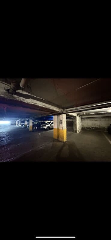 8 mkr: 1 maşınlıq geniş qaraj yeri satılır. 20kv.m Bina evinin parkingi dir — 2