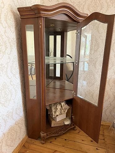 стенка конго: Künc formalı, qırmızı-qəhvəyi rəngdə taxta vitrin şkaf. Şkafın yuxarı — 1