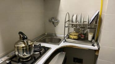 Kirayə verilir – kiçik, səliqəli mənzil (studiyaya yaxın plan) -