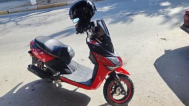 Qırmızı rəngli şəhər skuterı - Agressiv dizaynlı ön panel və yüksək