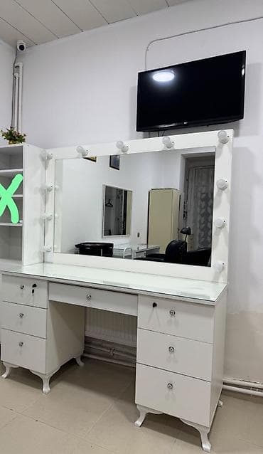 islenmis masa: Satılır: Ağ vizaj/saç-salon mebeli dəsti Termo qiymet 200azn Dırnaq — 2