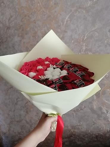 heyet gulleri: Şokolad və güllərdən ibarət buket - Tərkib: qırmızı və ağ dekorativ — 2