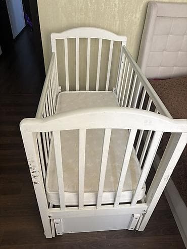 Oğlan və qız üçün, Dördbucaq, Beşik, Dəstsiz, Matras ilə, Yellənmə mexanizmsiz