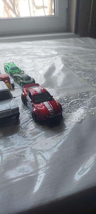 işlənmiş uşaq maşınları: Metal oyuncaq maşınlar dəsti - Miqyas: təxminən 1:64 - Korpus: metal — 2