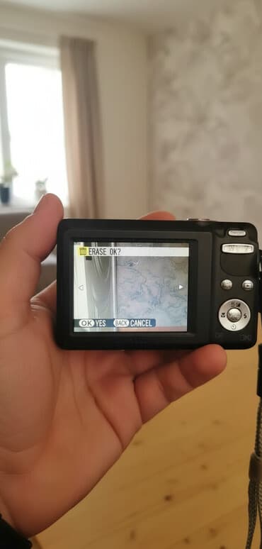diqqət kamera çəkir: Kompakt rəqəmsal fotoaparat - Arxa tərəfdə 2.5–3.0" ölçülü LCD ekran — 2