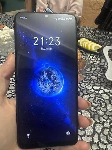 samsung 03 core: Smartfon – üç kameralı arxa modul və LED flaşlı, ön tərəfdə mərkəzdə — 3