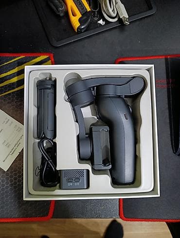 gimbal: F12 3-oxlu qatlanan smartfon stabilizatorunu (gimbal) göstərir.Cihazın — 3