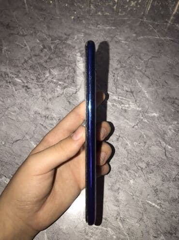 telefonun: Məhsul: Mavi rəngli smartfon Xüsusiyyətlər: - Ekran: çərçivəsi nazik — 3