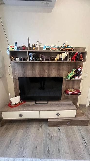 Düz TV altlığı, Polkalı, Laminat