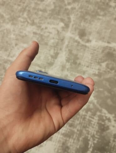 google pixel 6: Mavi korpuslu smartfon Xüsusiyyətlər və dizayn: - Ekran: damla — 2