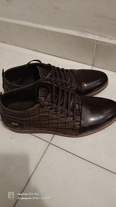 черные мужские мокасины: Kişi ayaqqabısı – qəhvəyi rəngdə, şnurbağlı model. Yan tərəfdə “GUCCI” — 1