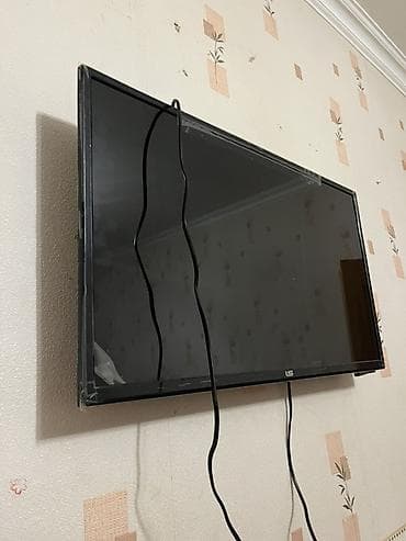 shivaki 82 ekran: Divarda quraşdırılmış qara rəngli televizor. Bu cihaz müasir ev və ya — 1