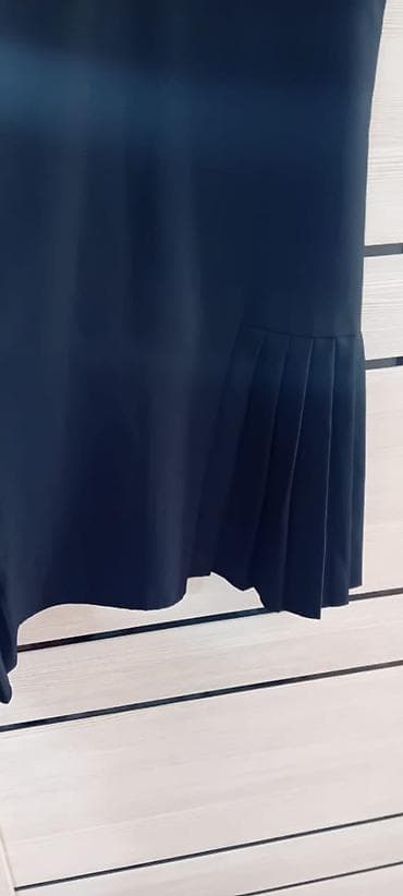 ayaqqab: Qara rəngdə qadın paltarı - Dizayn: Sadə və zərif siluet, qısaqol — 2