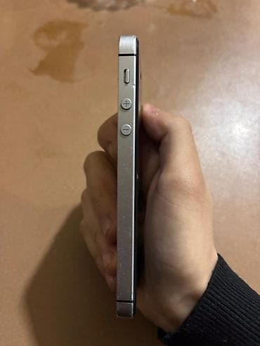 iphone 5s telefon: IPhone SE, 32 GB, Gümüşü — 5