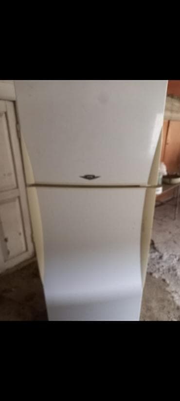 İki qapılı soyuducu - Üst hissədə dondurucu bölmə, alt hissədə geniş