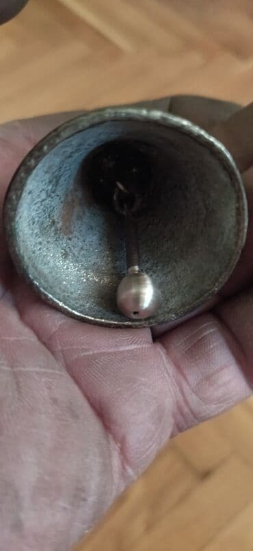 brilok: Metal zəng – kiçik ölçülü, klassik konus formalı.əntiq bürünc zınqırov — 2