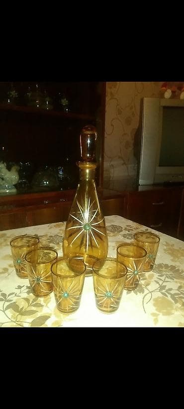 Şüşə dəst – qrafin və 6 stəkan - Material: zərif rəngli şüşə - Rəng