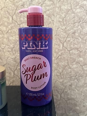 PINK Café Daily Drench “Sugar Plum” bədən Victoria Secret losyonu – — 1