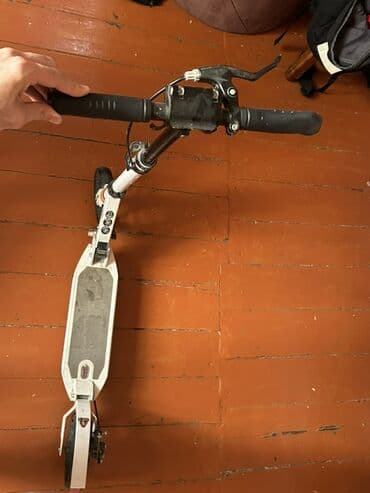 Маски, очки: Ağ rəngli, qara detalları olan skuter. Geniş təkərlərə və arxa təkər — 2