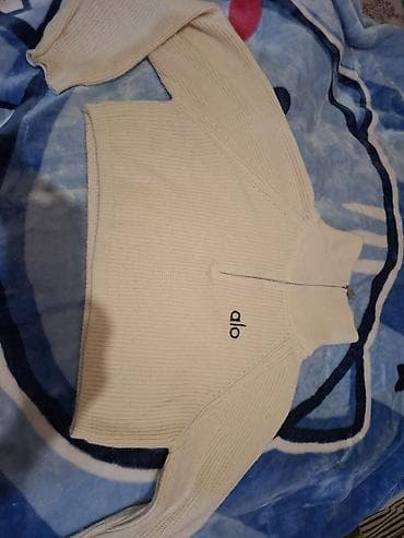 sviter: Ağ rəngdə yun toxunuşlu sviter. Yarım fermuarlı yaxa (standart boğaz) — 1