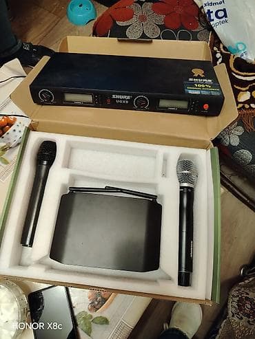 Şure UGX9 simsiz mikrofon sistemi Komplekt: - UGX9 qəbuledici (iki