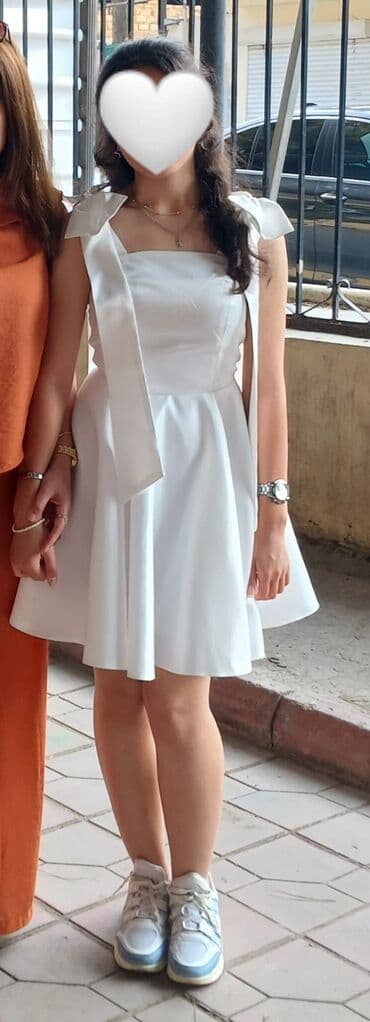 gəlinliklərin kirayə qiyməti: Ağ don Maraqlananlar üçün ətraflı video və ölçülər atılır Bir dəfə — 5