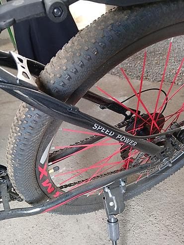 Elektrik velosipedlər: Ön amortizatorlu və disk əyləcli, qara rəngli dağ velosipedi. Qırmızı — 4