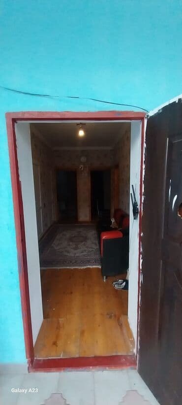 Kirayə evlər: Satılır: həyət evi - Geniş, hasarlı həyət: dəmir darvaza, betonlanmış — 16