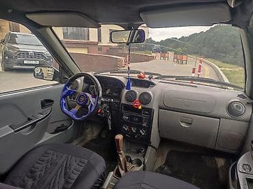 niva şini: Avtomobil: Sedanın kompakt sinfi Rəng: Ağ Kuzov: 4 qapılı sedan — 9