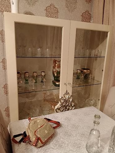 Klassik üslubda qonaq otağı mebelləri dəsti Tərkib: - Vitrin şkafı: 2