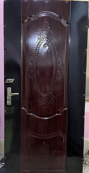 Metall giriş qapısı – dekorativ ağac teksturası və relyef naxışlı