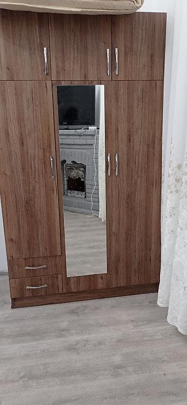 skafi: Güzgülü üç qapılı paltar dolabı - Material: ağac teksturalı laminat - — 1