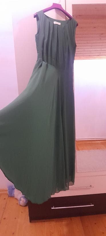 Zərif ziyafət dəsti – uzun, axıcı tünd yaşıl don və uyğun bolero. 42