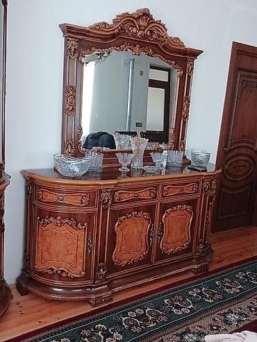 kohne mebellerin alisi: Klassik üslubda yemək otağı dəsti - Tərkibi: - Şüşəli vitrin-bufet — 3