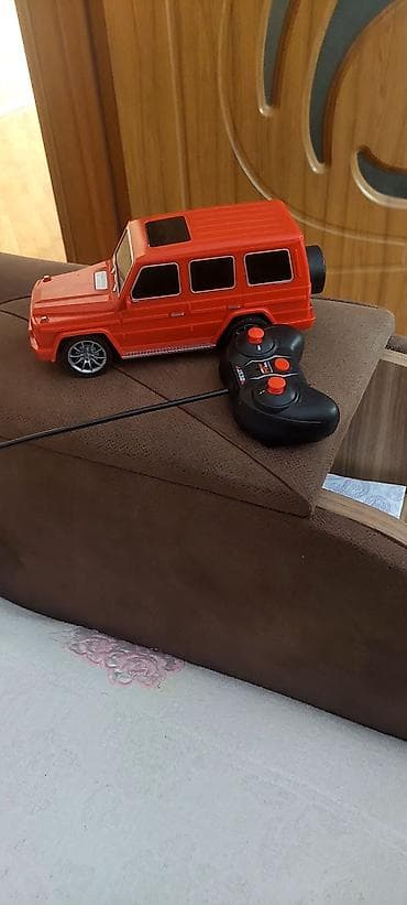 taxta oyuncaqlar: Uzaqdan idarə olunan oyuncaq maşın – qırmızı SUV modeli - Korpus — 1