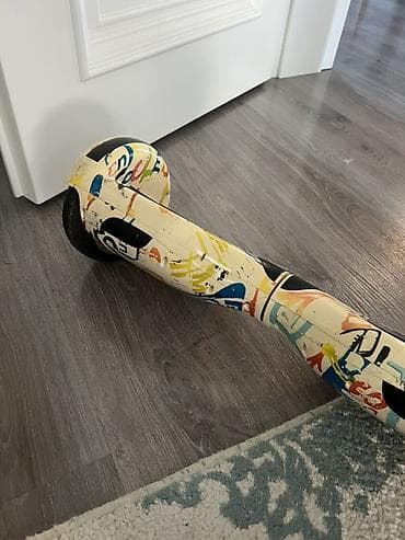 Elektrik nəqliyyatı: Qraffiti üslubunda rəngli dizayna malik elektrik hoverboard (özünü — 3