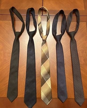 Kişi qalstukları – müxtəlif rəng və naxış kolleksiyası satılır.Ən