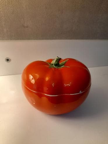 gul sekilleri: Pomidor formalı keramika qab - Parlaq qırmızı rəng, yaşıl sap detalı — 1