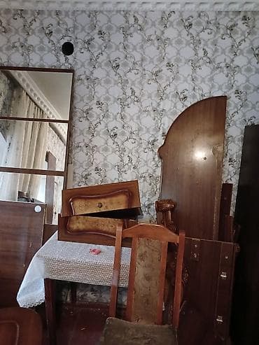 Klassik taxta mebel dəsti – parçalar halında Tərkibi: - Üç hissəli