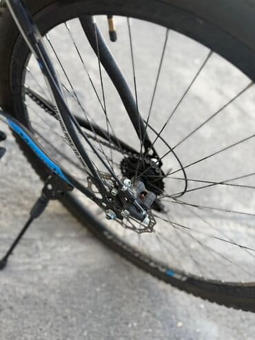 asma mühərrikli velosiped nədir: 29 olculu Merach dağ velosipedi, qara rəngdə və mavi detallarla — 8