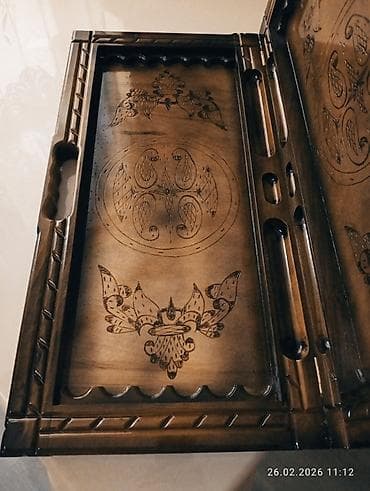 Taxta nərd lövhəsi – əl oyma naxışlı, qatlanandır. Xüsusiyyətlər: -