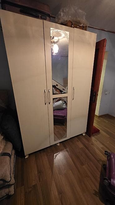 işlenmiş dolab: Üç qapılı paltar dolabı - Rəng: krem/əşrəfi ton - Ön panel: orta — 2