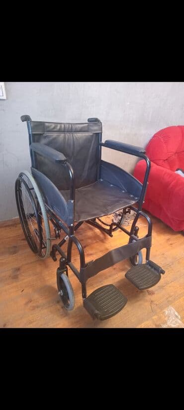 унитаз для инвалидов переносной: Qara rəngli, dəri oturacaqlı və arxalıqlı əlil arabası. Qolları və — 1