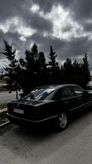 mersedes sükanı: Mercedes-Benz E-Class: 2.4 l | 1998 il Sedan — 2