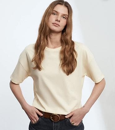 Qadın T‑şörtü – açıq sarı rəng - Kəsim: rahat/straight fit, qısa qol - — 3