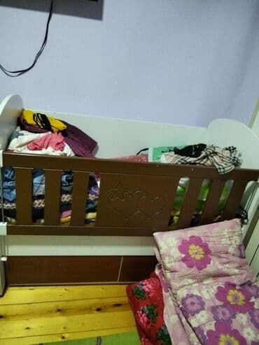 Для девочки и мальчика, Б/у, Кровать, Без подьемного механизма, С матрасом, Без выдвижных ящиков