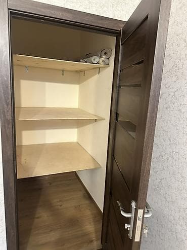 6 ededdir. Normal veziyyetdedir. Daxili qapılar dəsti – tünd ağac