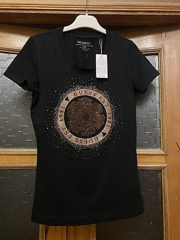 eco silim: GUESS qısaqol qadın T‑şortu - Rəng: qara - Ön hissə: qızılı-bürünc — 1